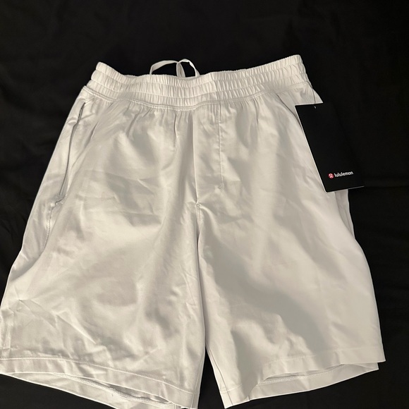 lululemon athletica Men's Light Gray Athletic Shorts - Picture 1 of 4